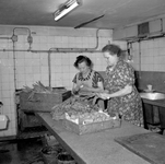 837126 Interieur van het N.S.-station Utrecht C.S. te Utrecht: keuken van de restauratie, met twee dames groenten ...